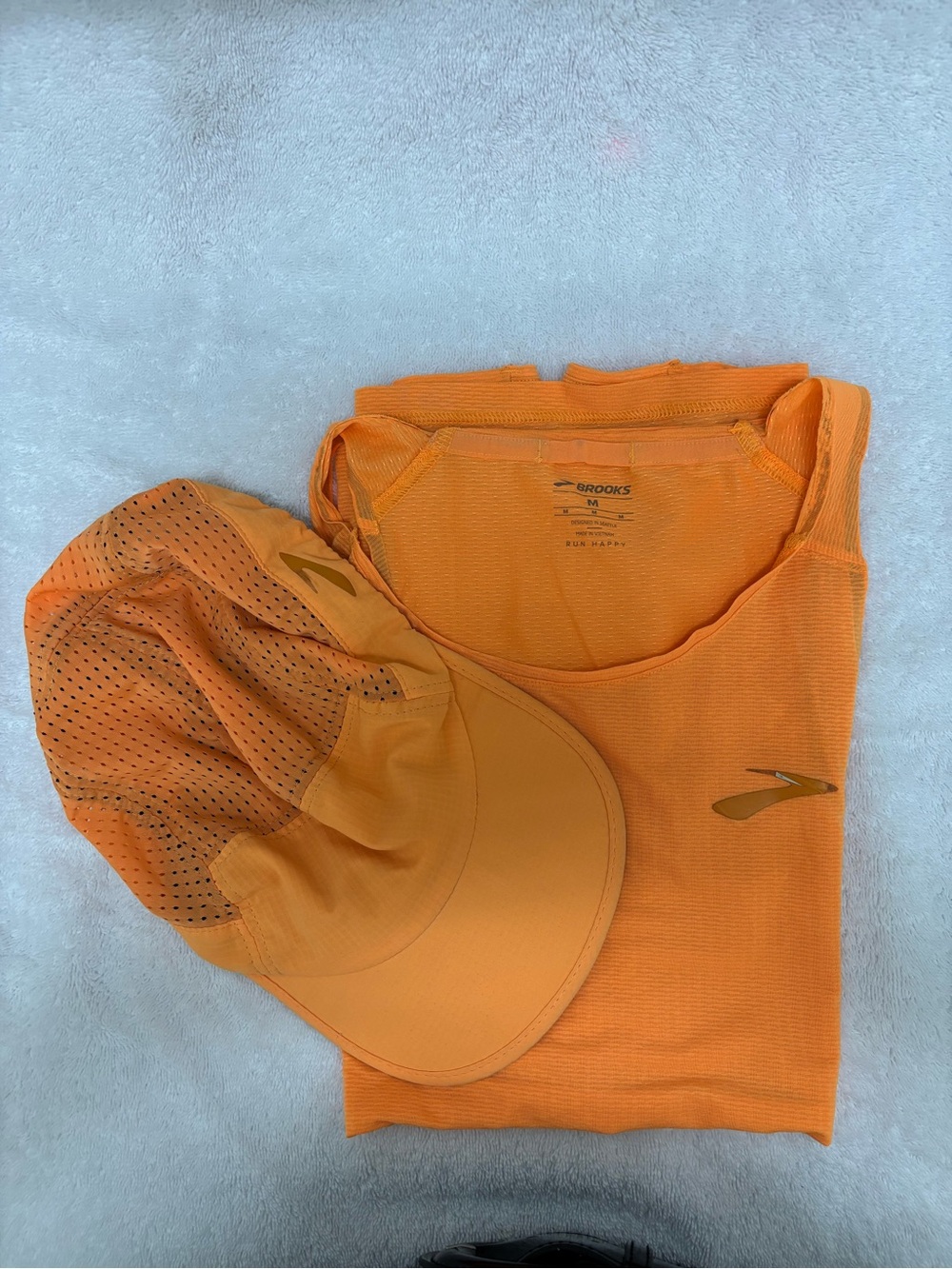 Brooks Adjustable Breathable Mesh Running Cap & Men’s Atmosphere Singlet Set .